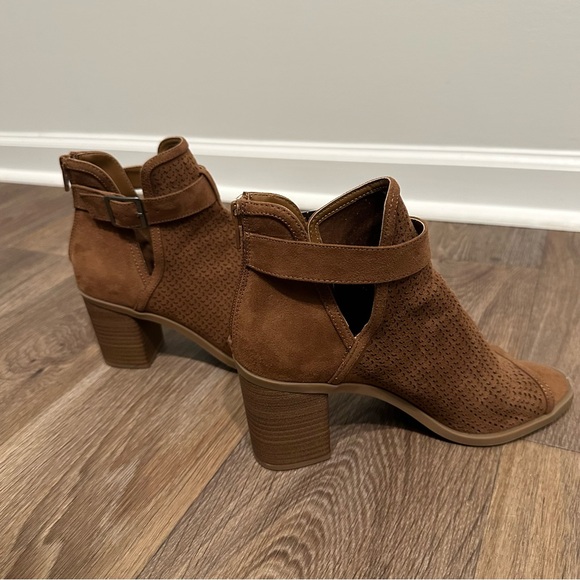 Women’s Universal Thread Peep Toe Booties Size 7 1/2 - Picture 2 of 7